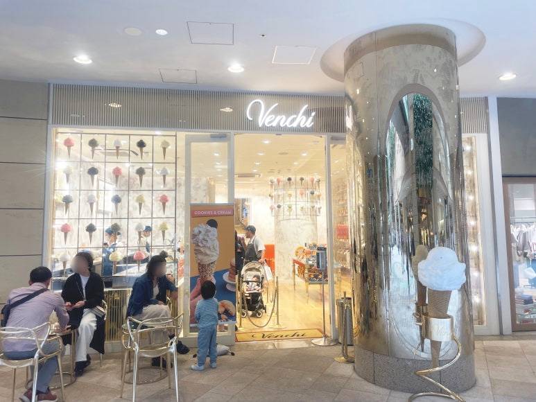 大阪・なんばパークスにあるヴェンキジェラート店の外観。座席とディスプレイウォール付き