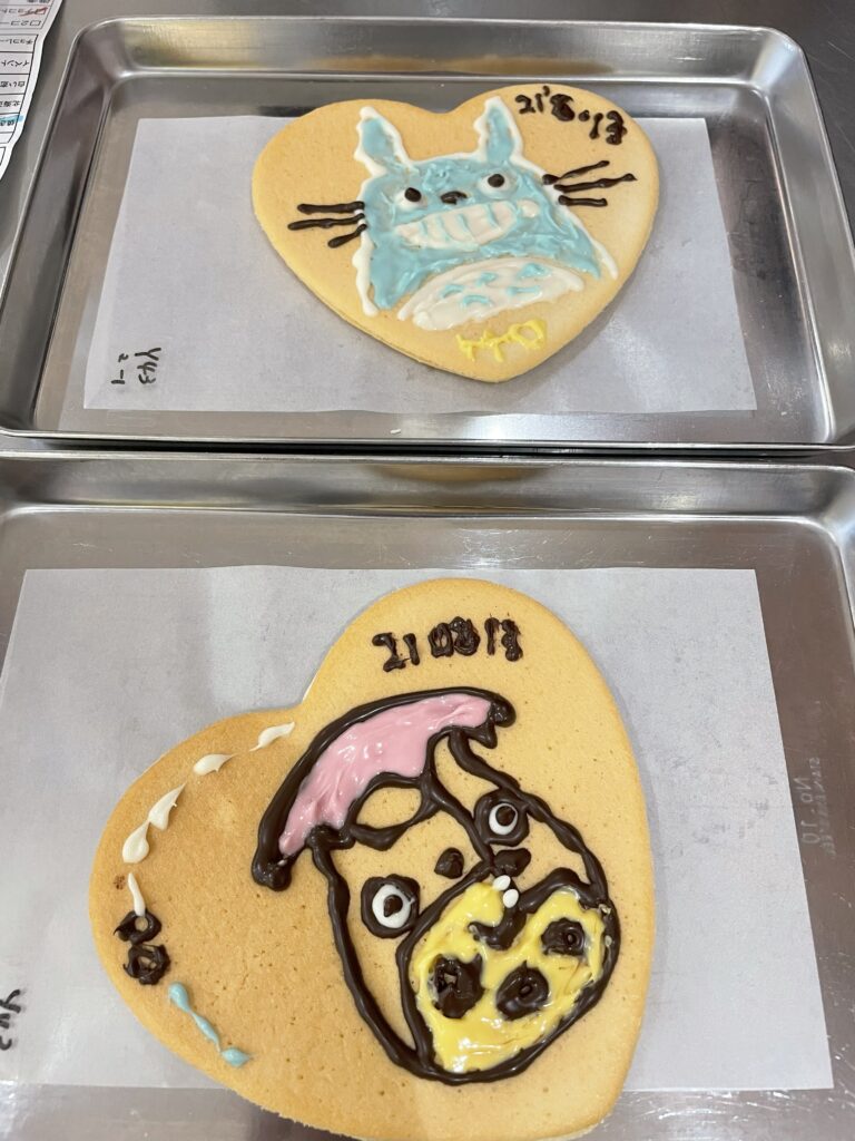 Heart-shaped cookies decorated with chocolate in the style of characters from the Japanese animation “My Neighbor Totoro.”