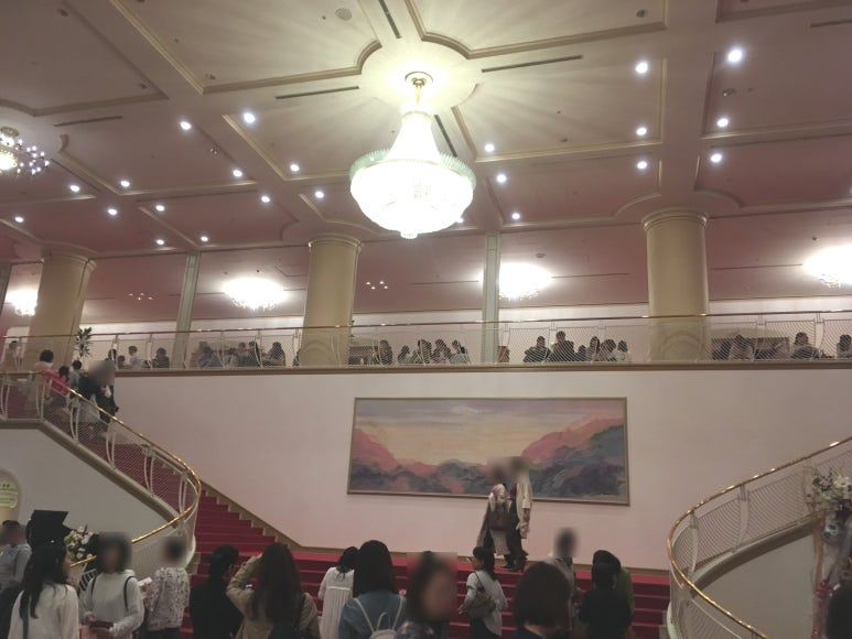 다카라즈카 대극장 로비에 모여든 방문객들