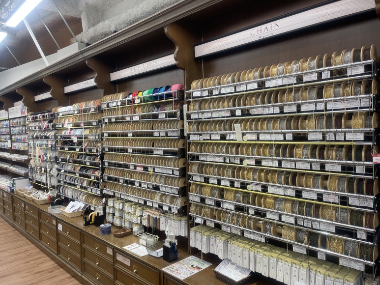 多彩な色やデザインのリボンが並ぶ貴和製作所