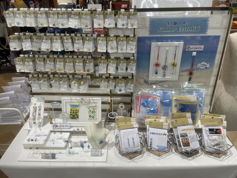 夏のひまわりモチーフアクセサリーパーツ展示