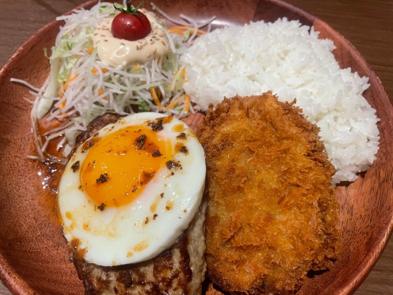 目玉焼きがのったハンバーグとメンチカツ
