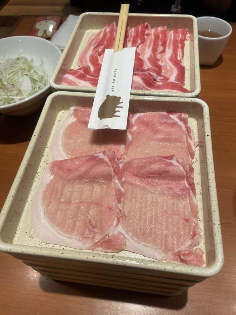きんのぶたで提供されるしゃぶしゃぶ用の豚肉スライス