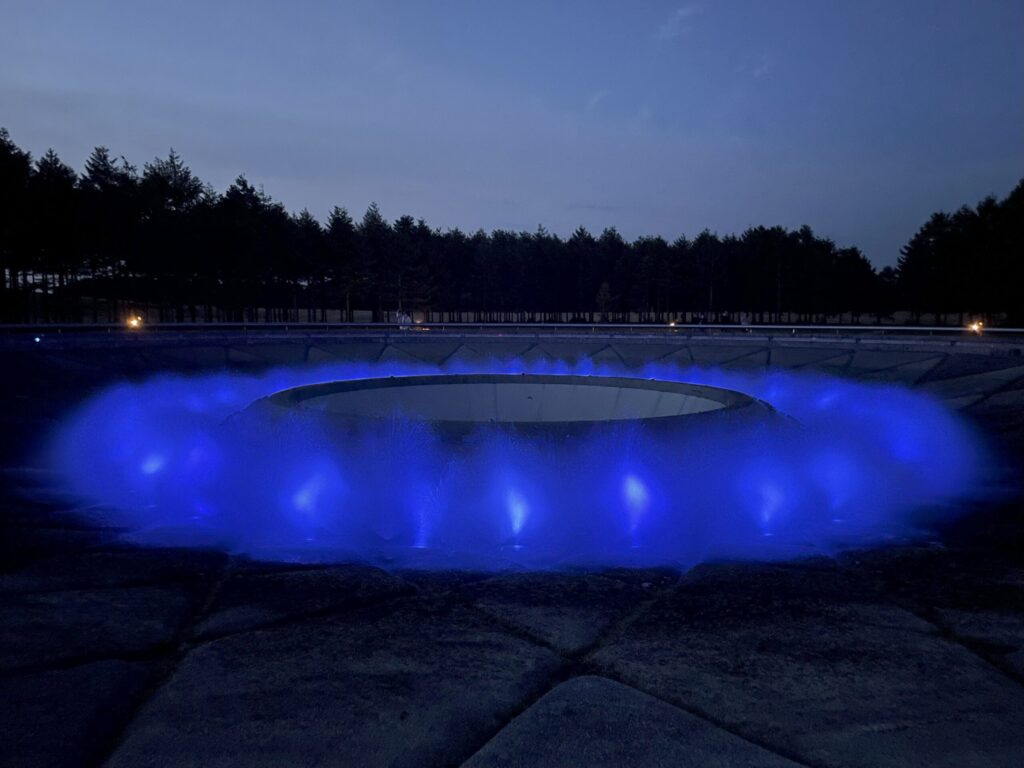 モエレ沼公園の海の噴水がFogシーンで地面に沿って立ちこめる霧を演出している様子