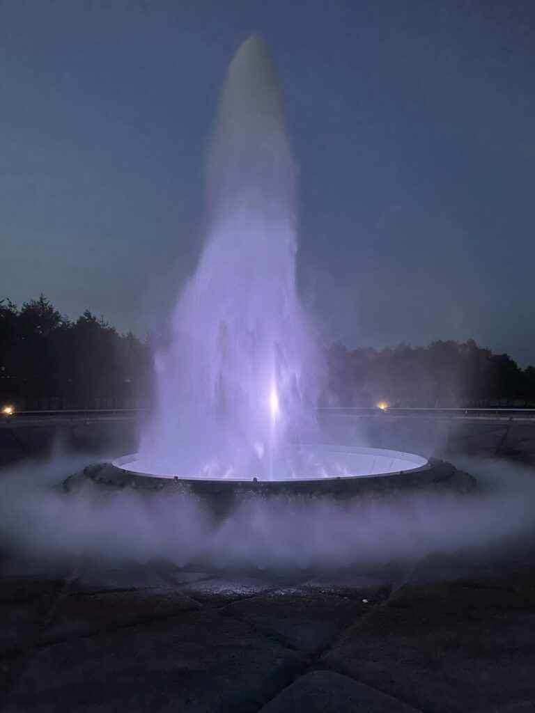 モエレ沼公園の海の噴水がBig Oneシーンで25メートルの高さまで垂直に水を噴き上げている様子