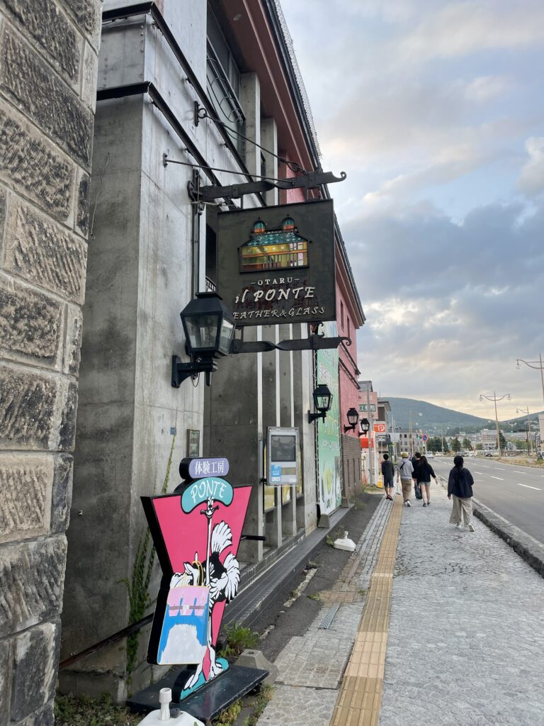 낮 시간대 오타루 운하 옆에 위치한 유리 공방 il PONTE의 외관