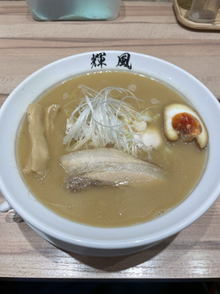 チャーシュー、味玉、ネギがのった濃厚味噌ラーメン(札幌・輝風)