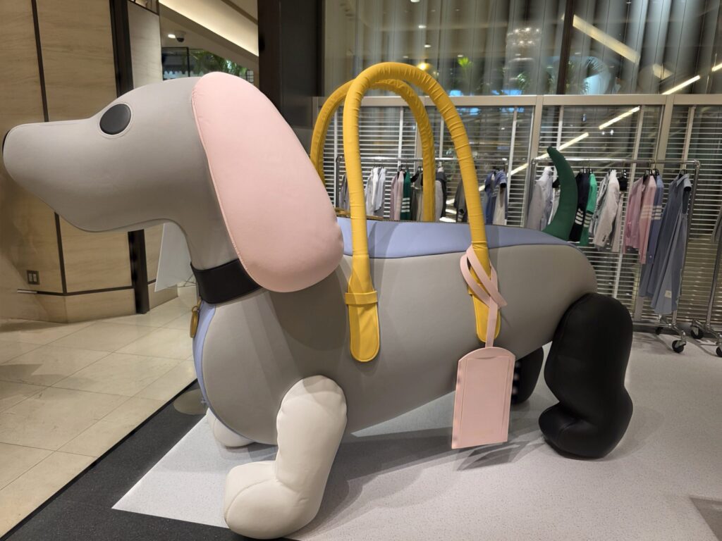 カラフルなボディと黄色いハンドルを持つヘクターバッグの側面