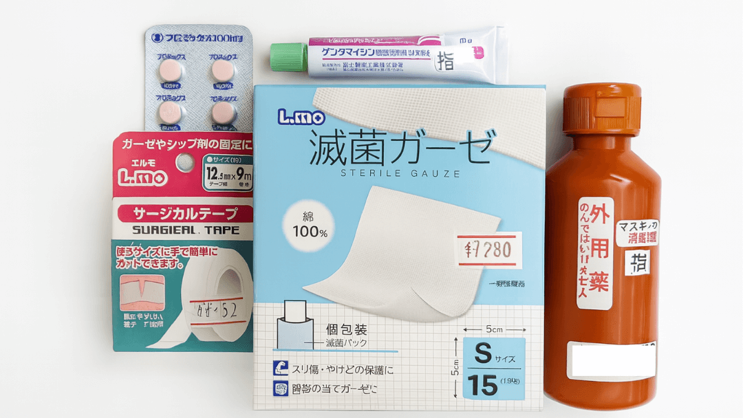 손가락 베임 치료를 위해 일본에서 구입한 약과 용품. 경구용 항생제, 항생제 연고, 소독액, 멸균 거즈, 수술용 테이프