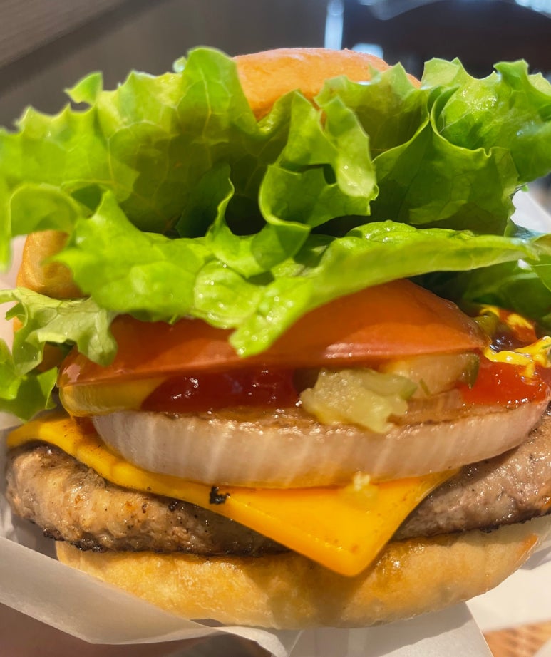 日本のフレッシュネスバーガーのクラシックチーズバーガー