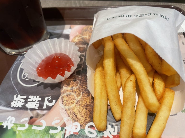 日本のフレッシュネスバーガーのポテトフライとケチャップ