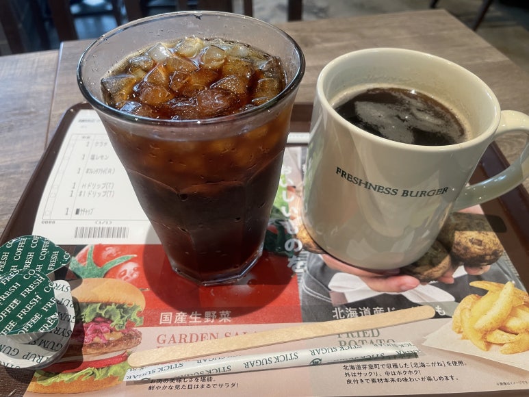 日本のフレッシュネスバーガーで提供されるアイスコーヒーとホットコーヒー