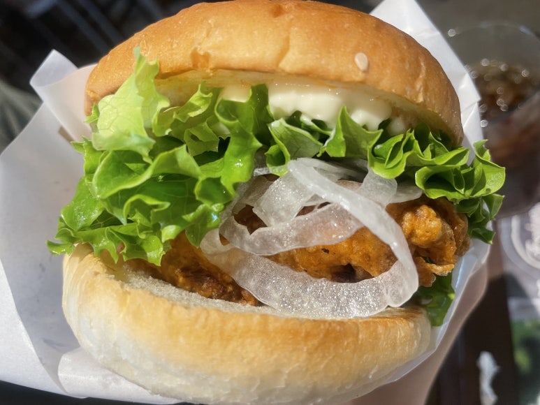 日本のフレッシュネスバーガーの塩レモンチキンバーガー
