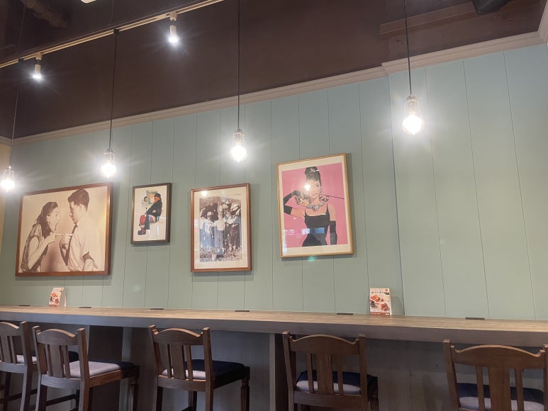 日本のフレッシュネスバーガー店内の壁装飾