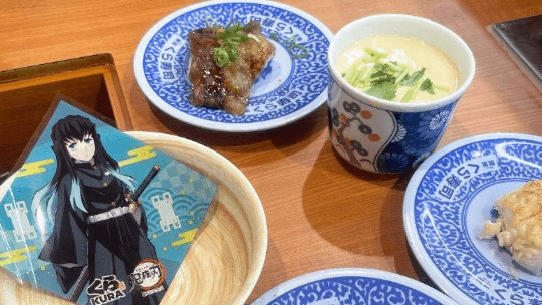 くら寿司の寿司料理とビッくらポンのカプセル玩具が映ったサムネイル画像