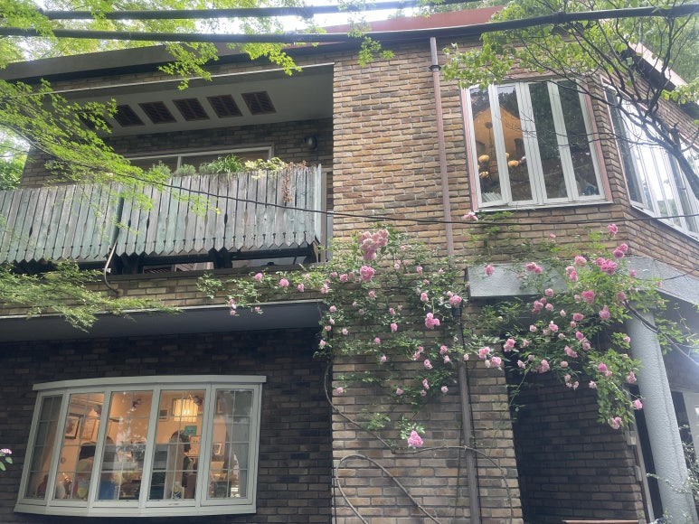 Exterior view of Shirohige’s Cream Puff Factory Daita branch in Tokyo
