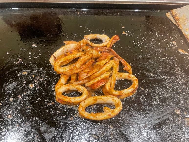 鉄板で焼き上がったイカ焼きの完成した様子