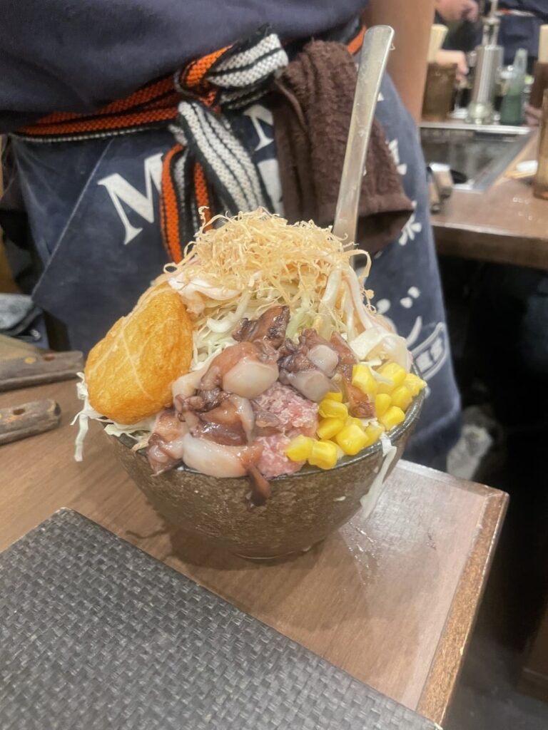 具材がたっぷり入ったもんじゃ焼きの調理前の様子