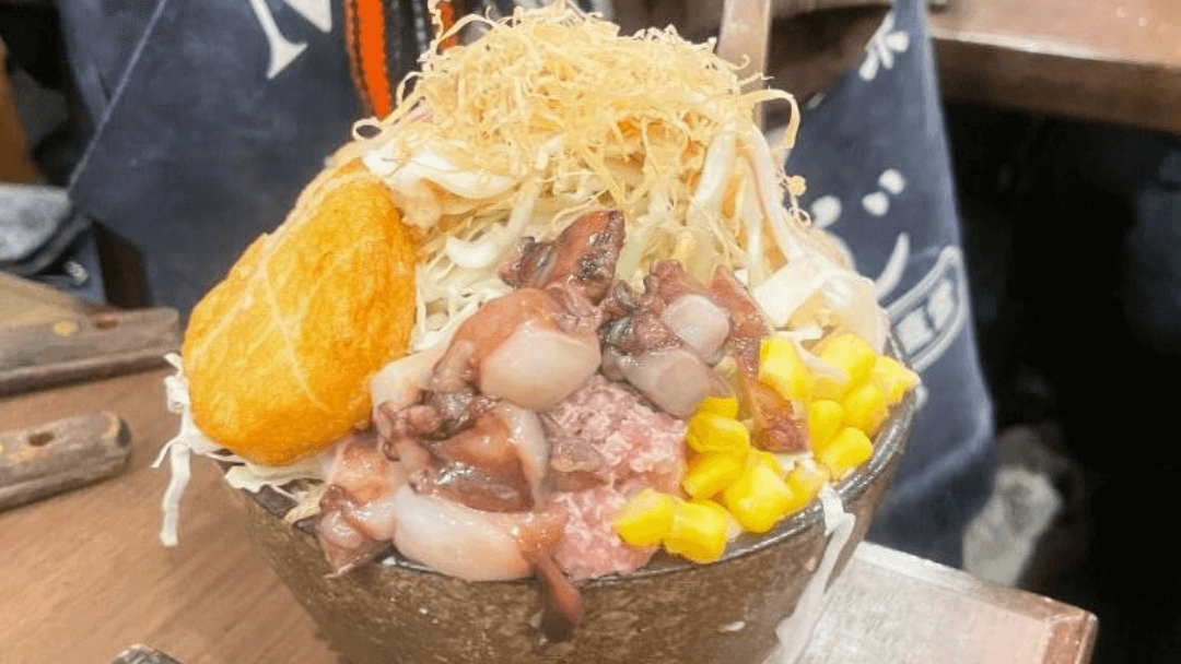 여러 재료가 담긴 도쿄 쓰키시마 몬자야키 재료 그릇