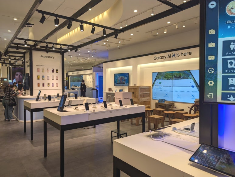 Side view of the Galaxy Studio Osaka store