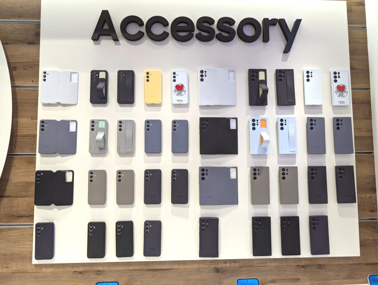 シンプルなデザインのギャラクシー純正ケース