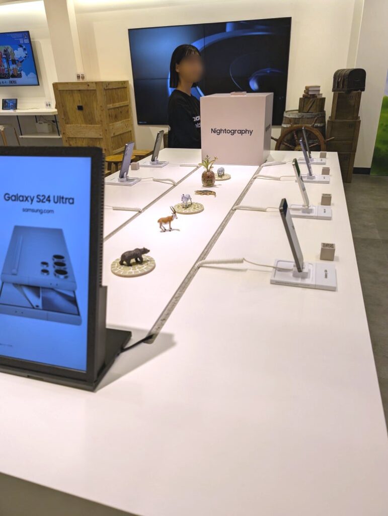 Display table for hands-on Galaxy smartphone experience
