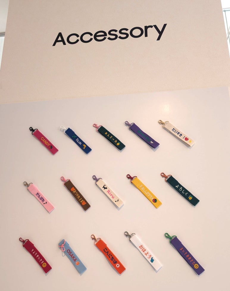 Display of Galaxy strap samples in various colors and designs