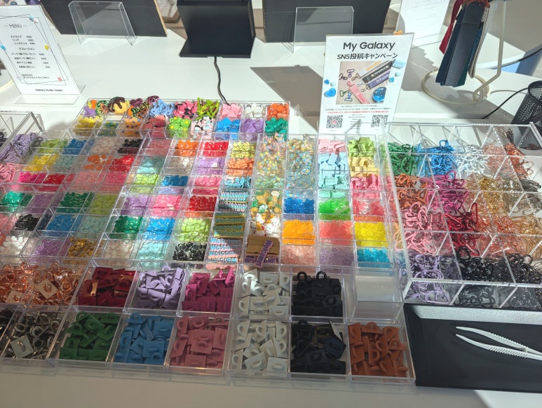 色とりどりの装飾パーツの展示
