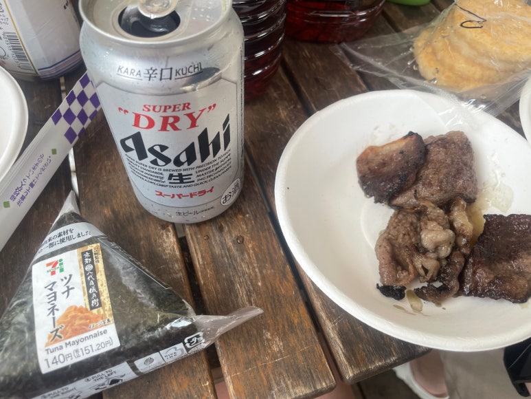 アサヒビールと焼きたての肉