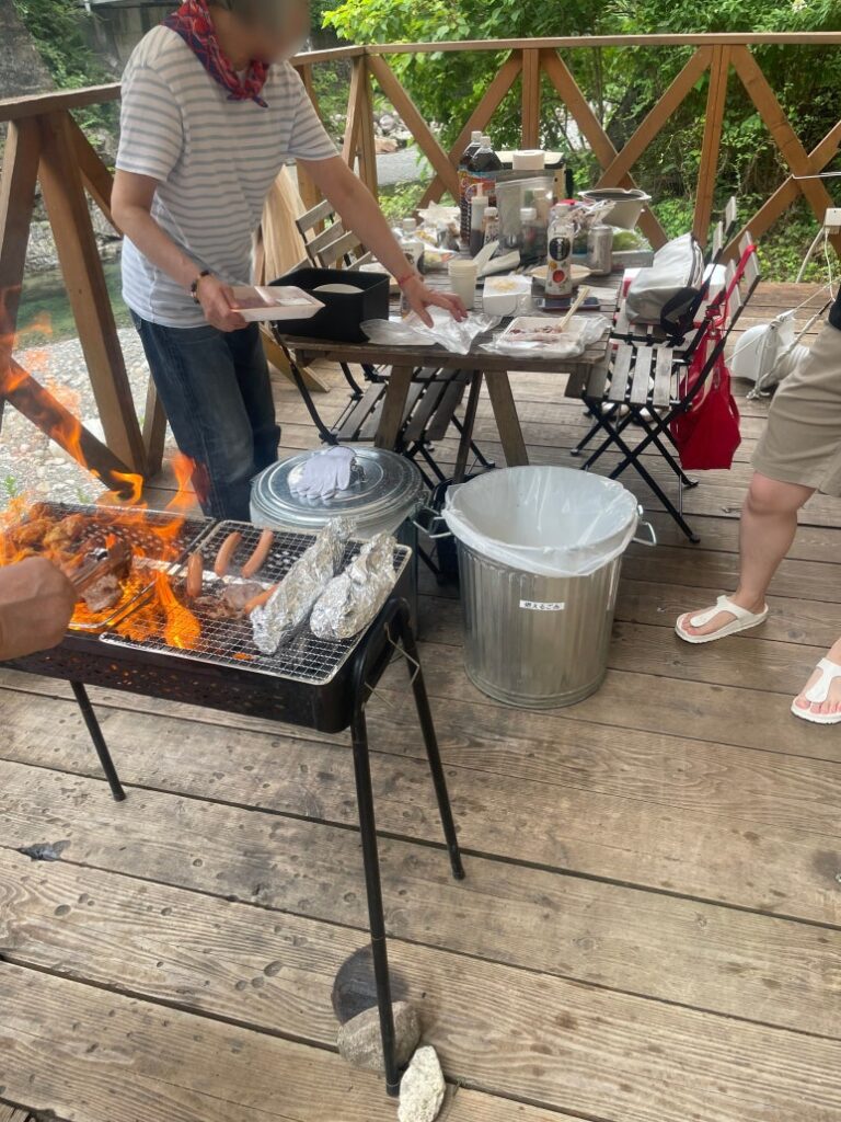 デッキ上のBBQテーブルとグリル