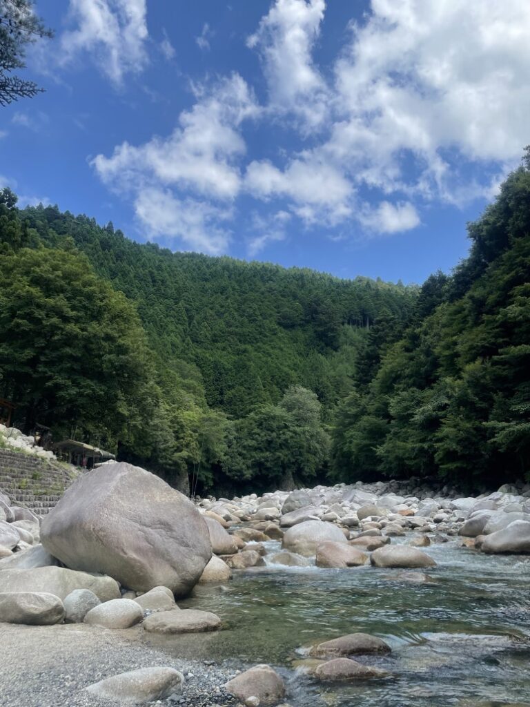 青空と山と神崎川の景色
