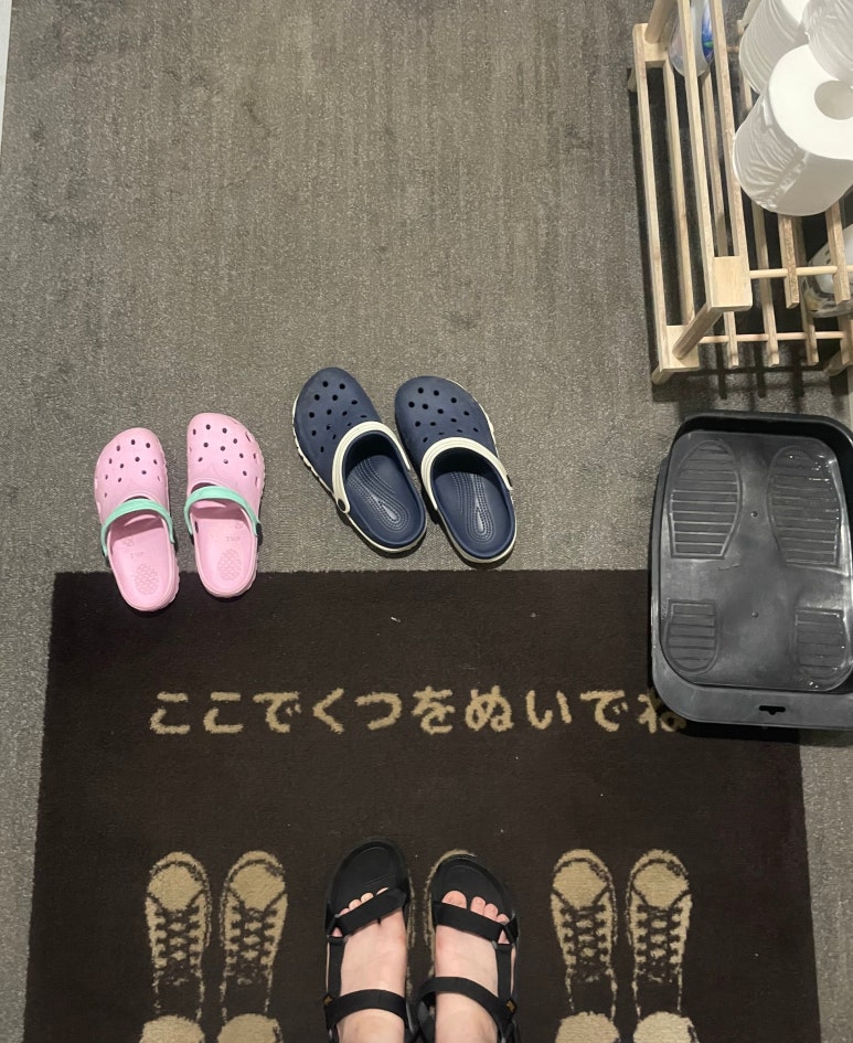 입구 오른쪽의 공용 화장실 입구