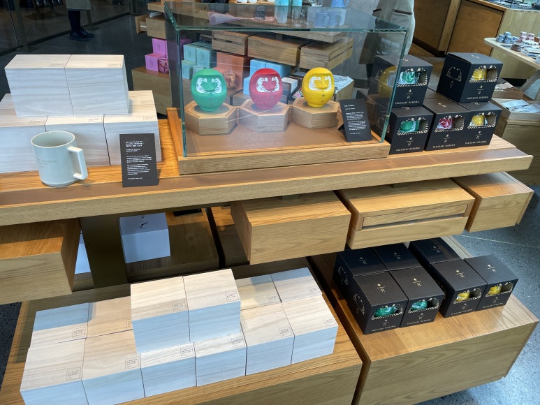 Daruma-themed decorative item