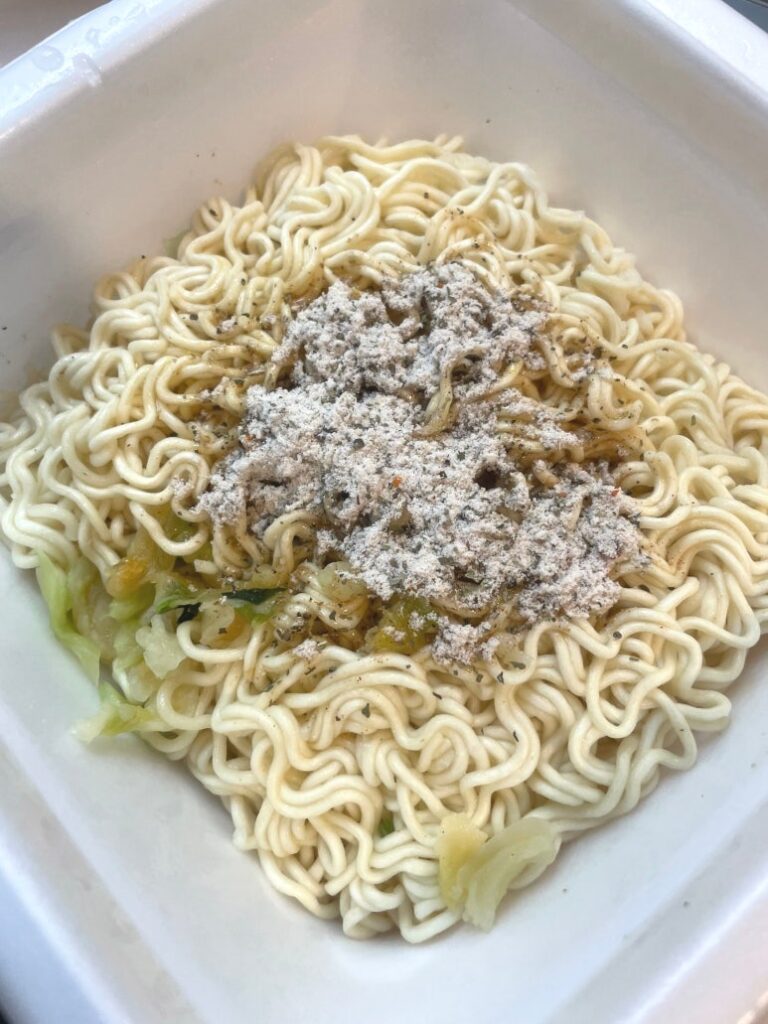 ごつ盛り塩焼そばに液体ソースとスパイスを加える
