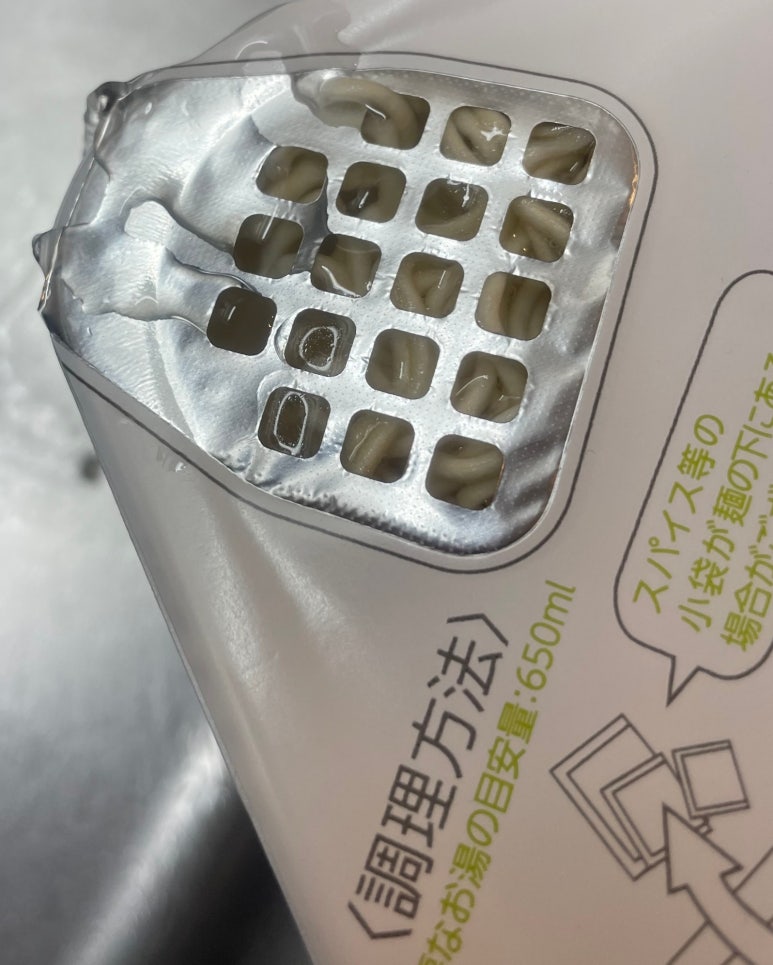 물 버리는 구멍으로 뜨거운 물을 버리는 고츠모리 시오야키소바