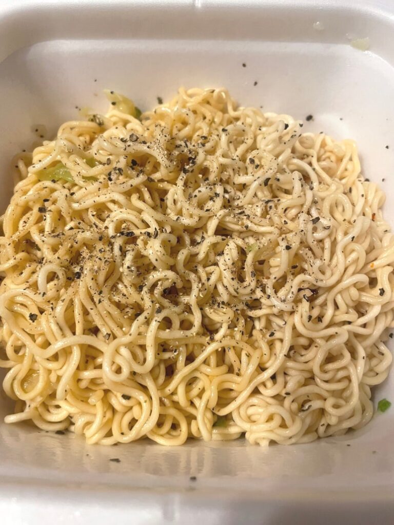 仕上げに胡椒を加えたマルちゃんごつ盛り塩焼そば