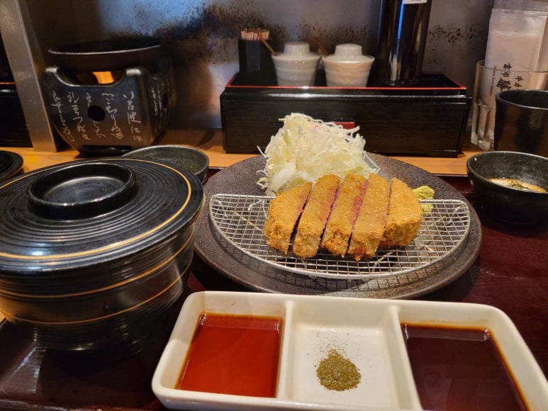 ご飯・赤だし・キャベツ付きの牛ヒレカツ定食 牛カツ京都勝牛