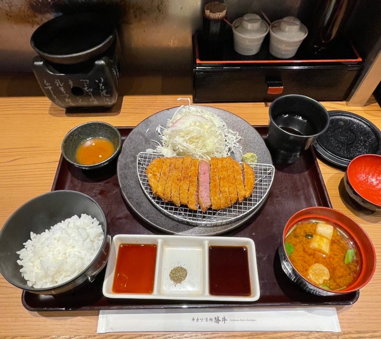 서로인 규카츠 정식과 밥, 아카다시, 양배추가 함께 제공된 모습 규카츠 교토 카츠규