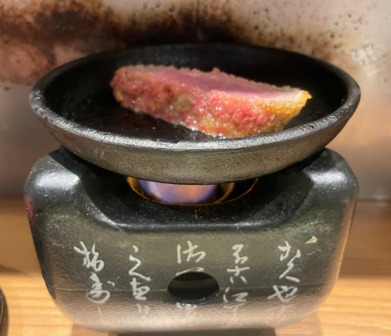 好みの焼き加減で仕上げるための焼き石 牛カツ京都勝牛