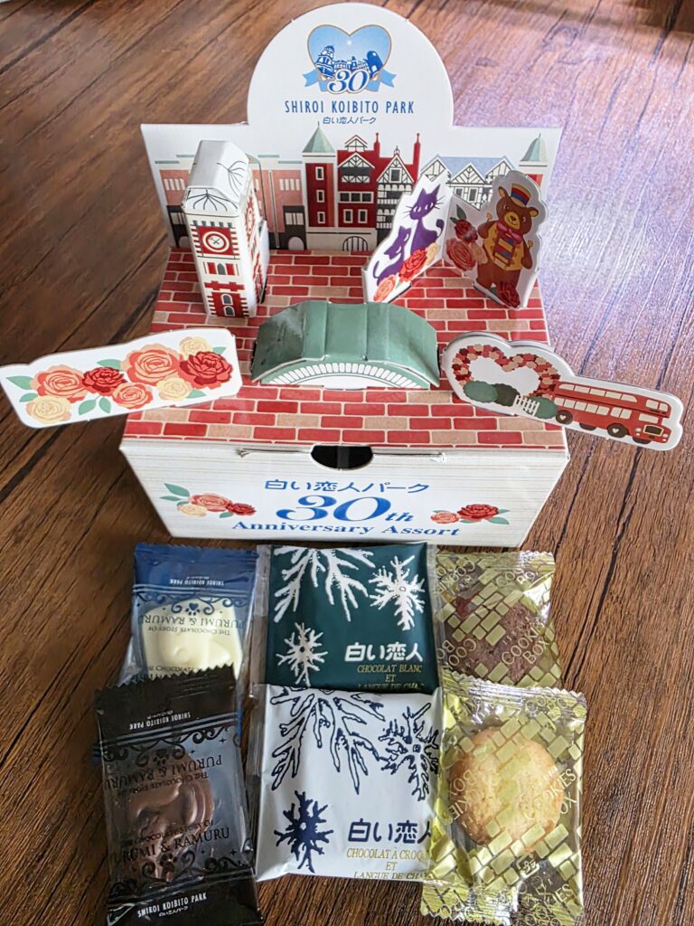 組み立てたパッケージと包装された白い恋人、チョコ、クッキー