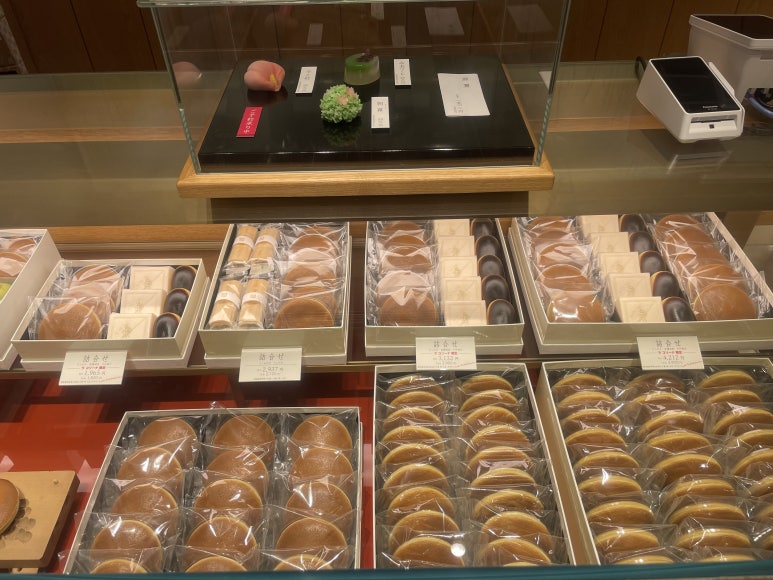 ラコリーナ メインショップ1階に並ぶどら焼き