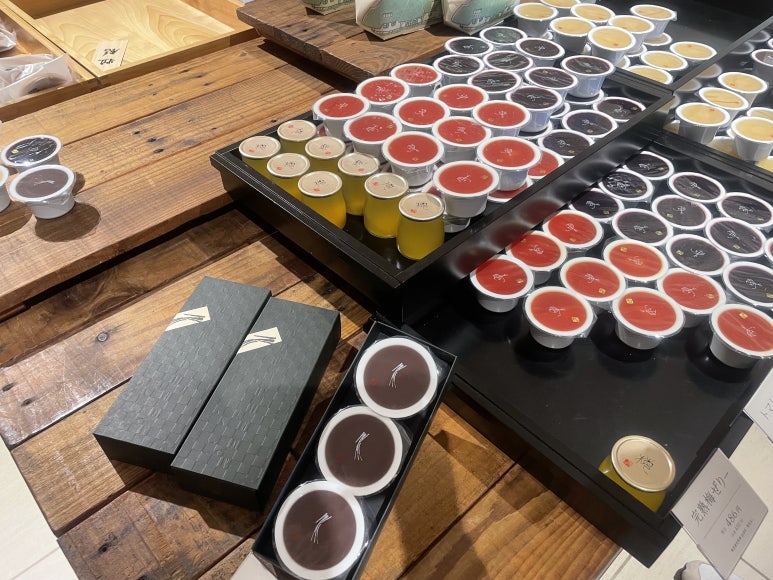 라 코리나 메인 숍 1층 매장에 진열된 젤리