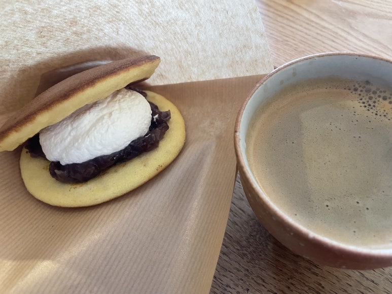 ラコリーナ メインショップ2階カフェで注文した生どらセットとコーヒー