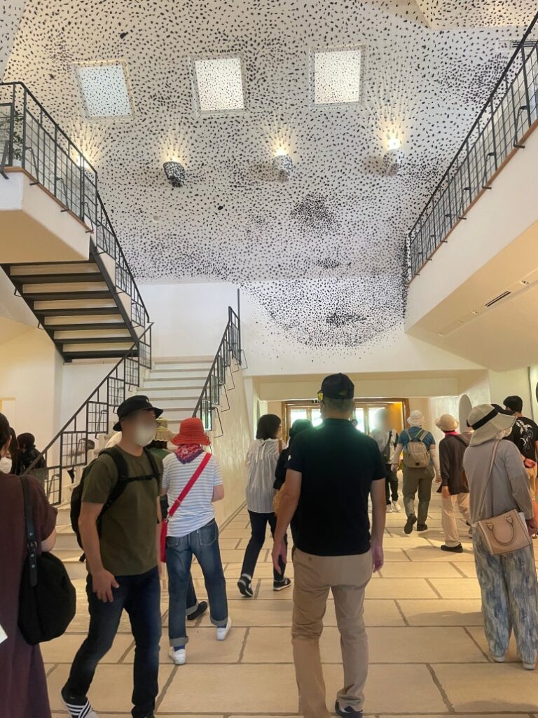 라 코리나 메인 숍 내부 1층과 2층을 잇는 계단