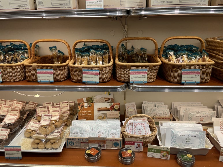 막대 모양 구운 과자 바통과 홍차