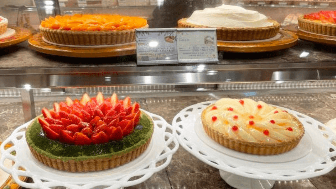 ショーケースに並ぶ、いちごタルトや洋梨タルトをはじめとした日本のキルフェボンの季節のフルーツタルト