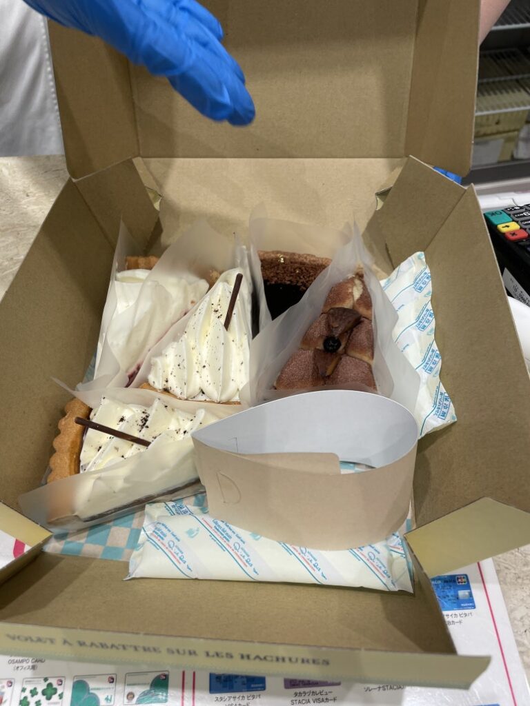 購入したくるみタルトとチョコレートタルト