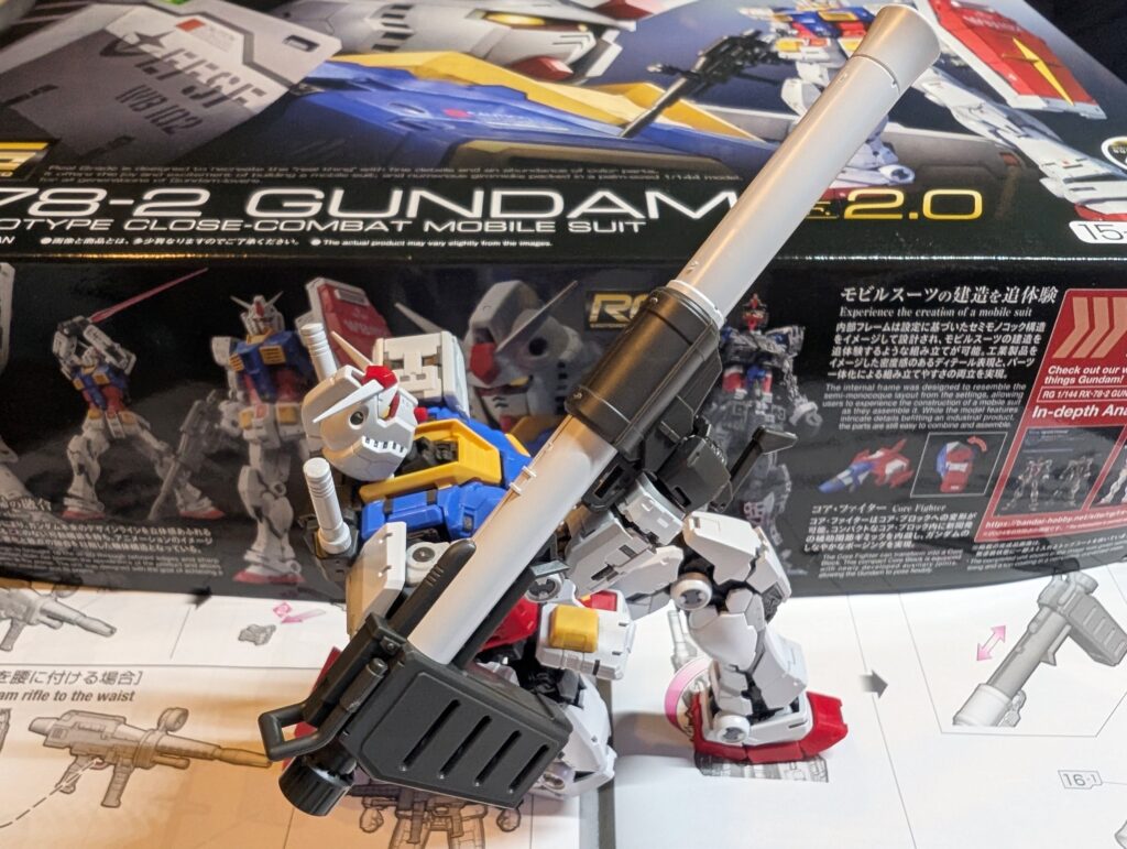 片膝をつきバズーカを上に構えるRGガンダム