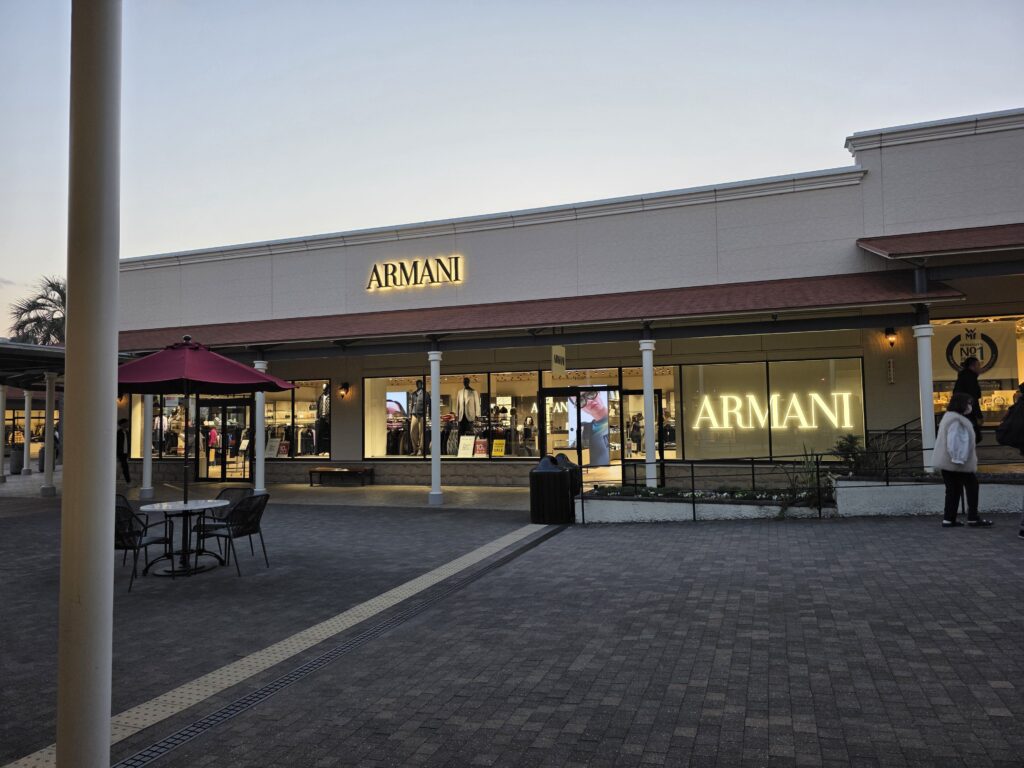 エンポリオ・アルマーニとアルマーニ・エクスチェンジを展開する店舗