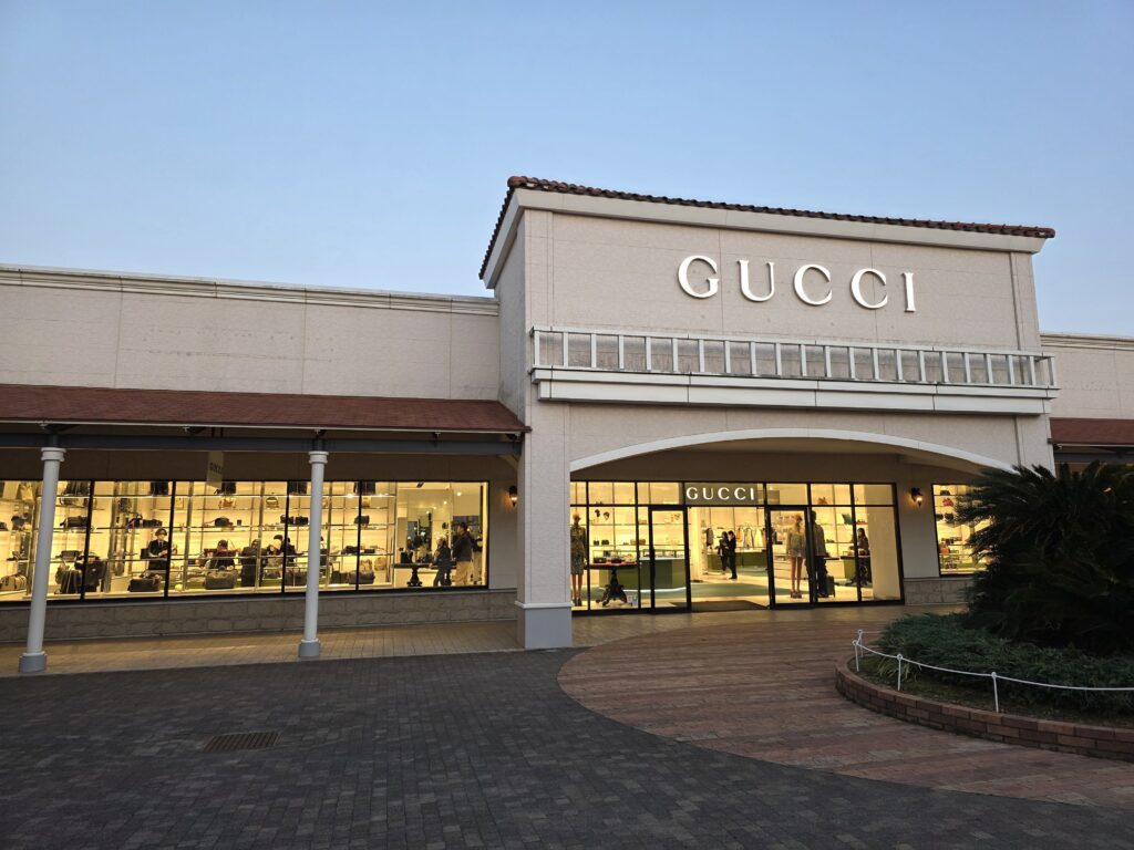 코베 산다 프리미엄 아울렛 내 구찌 매장 외관과 진열된 상품